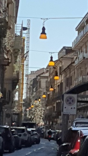 I lampioni accesi in via Galliari