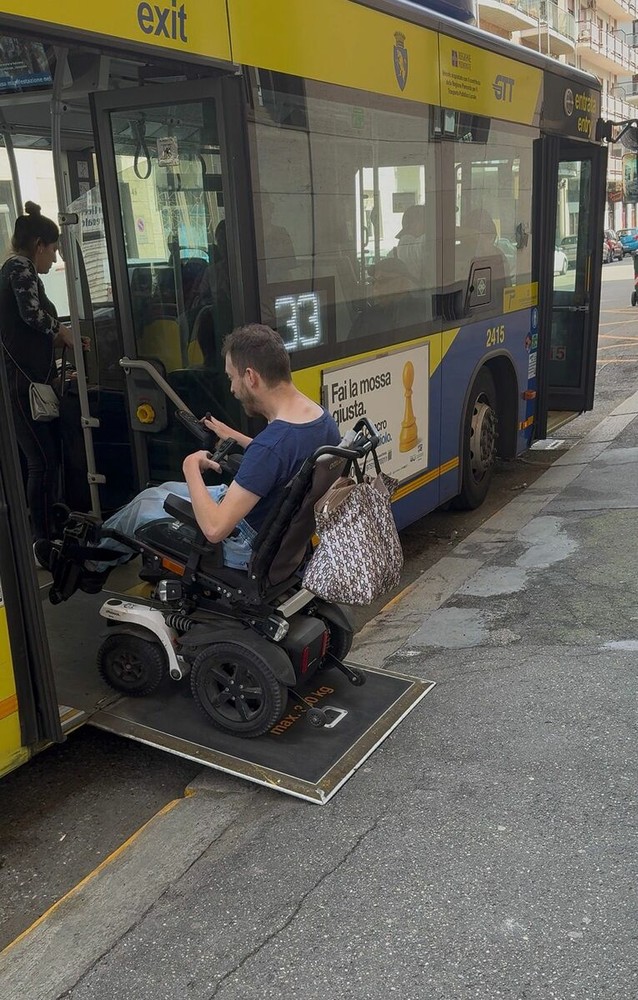 Bus 33, la fermata di via Asiago sotto accusa: "Accesso complicato ai bus per i disabili"