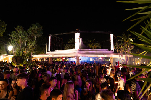 Settimana di fuoco a Le Vele di Alassio: Musica, emozioni e ospiti internazionali!