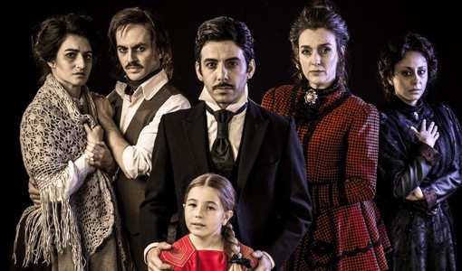 Ad Halloween torna "La Vedova": il noir gotico che trasforma il teatro in un film dell'orrore