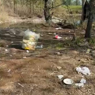 Una discarica ai laghetti della Falchera