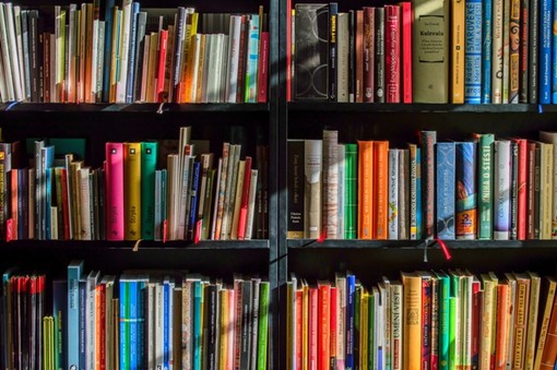 Letture al buio al Salone del Libro: l'evento immersivo della biblioteca di Biella e dell'UICI