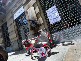 La lapida danneggiata dall'incendio