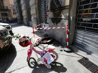 La lapida danneggiata dall'incendio