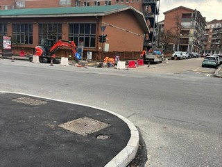 Lavori agli incroci delle strade in corso Giulio Lavori agli incroci delle strade in corso Giulio