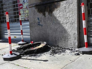 La lapida danneggiata dall'incendio