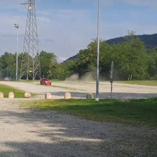 Acrobazie in minicar nell’area pedonale del Bersaglio di Luserna San Giovanni [VIDEO]