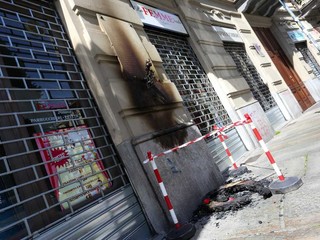 La lapida danneggiata dall'incendio