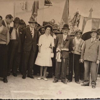 Una delle prime foto degli alpini, con Domenico Bricco, sindaco e primo capogruppo Una delle prime foto degli alpini, con Domenico Bricco, sindaco e primo capogruppo