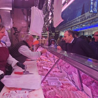Lo Russo al mercato di Porta Palazzo, gli ambulanti: "Ci sono troppi abusivi" [VIDEO]