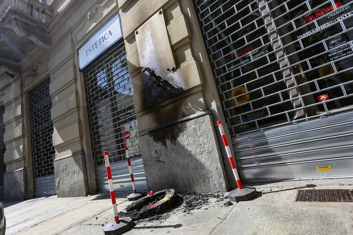 La lapida danneggiata dall'incendio