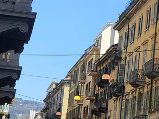 I lampioni accesi in via Galliari