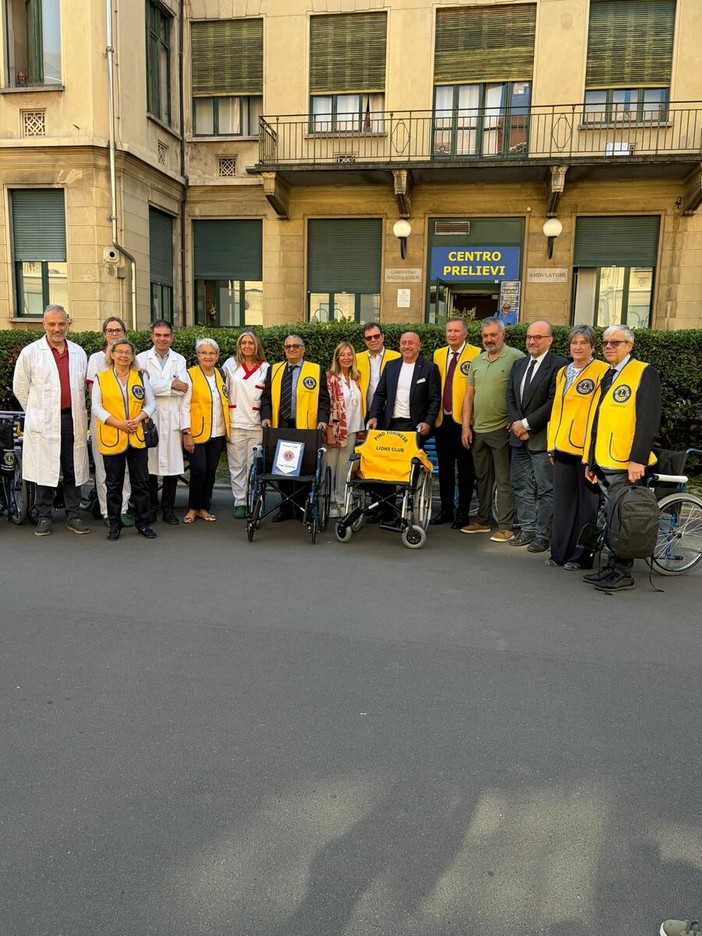12 carrozzine donate alle Molinette dal Lions Club Pino Torinese 12 carrozzine donate alle Molinette dal Lions Club Pino Torinese