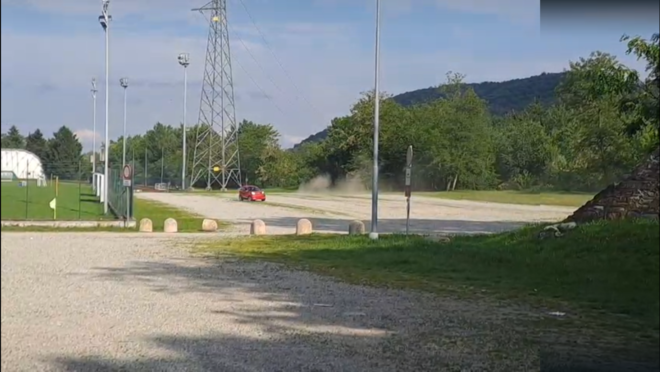 Acrobazie in minicar nell’area pedonale del Bersaglio di Luserna San Giovanni [VIDEO]