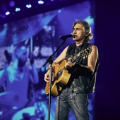 Ligabue celebra "Certe Notti" a Torino: sul palco dell'Allianz Stadium con il figlio Lenny