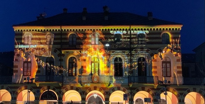 La proiezione sulla facciata del municipio La proiezione sulla facciata del municipio