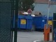La persona tra i container