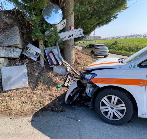 Scontro tra un mezzo della Croce Verde e un'auto a Luserna San Giovanni