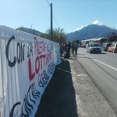 Manifestazione contro le armi e la guerra davanti alla Collins Aerospace a Luserna San Giovanni [VIDEO]