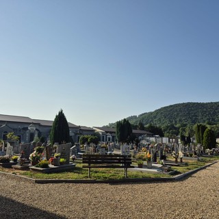 Dai fiori rubati ai bivacchi nelle tombe: il cimitero di Luserna San Giovanni sotto osservazione Dai fiori rubati ai bivacchi nelle tombe: il cimitero di Luserna San Giovanni sotto osservazione