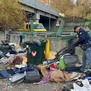 Le masserizie ritrovate nei pressi del sottopasso di corso Venezia