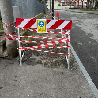 L'intervento della polizia locale in via Cena