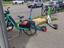 Monopattini e bici in sharing abbandonati alle fermate: "Pedoni sempre più penalizzati"