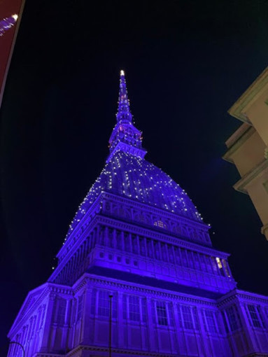 La Mole Antonelliana si illumina di blu per la giornata internazionale delle Lingue dei Segni
