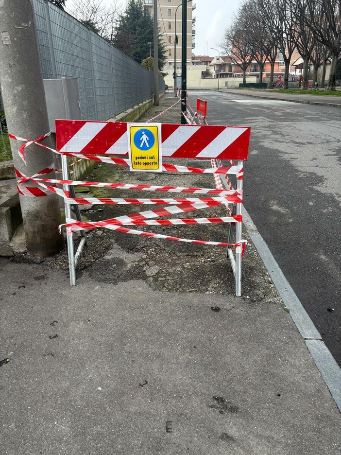 L'intervento della polizia locale in via Cena