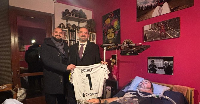 Pedrini e Marrone con la maglia della Juve per Danilo