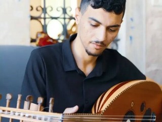 Mohammed AbusenJer, musicista palestinese sopravvissuto al genocidio