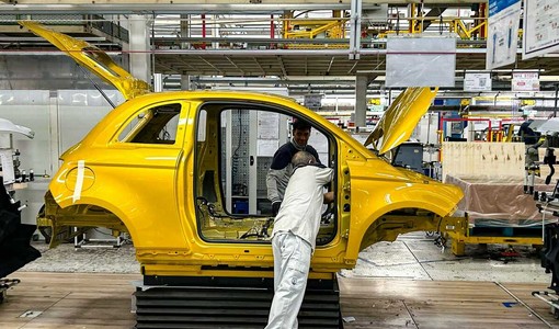 La 500 ibrida potrebbe dare lavoro anche agli operai attualmente addetti alle "mascherine"