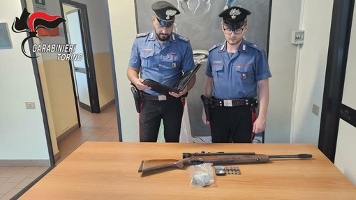 I militari bloccano l'aggressore subito dopo l'allarme