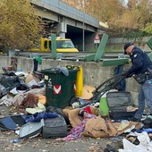 Le masserizie ritrovate nei pressi del sottopasso di corso Venezia