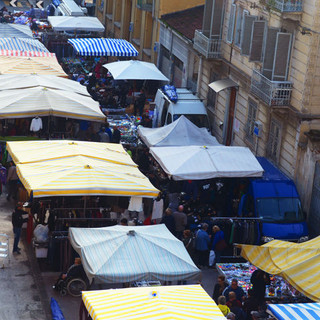 un'immagine del mercato di piazza Foroni