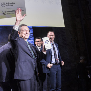 Mario Draghi premiato alle Ogr di Torino