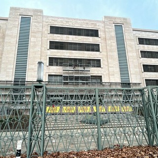 Mirafiori, spariscono le icone storiche dalla facciata della Palazzina Centrale