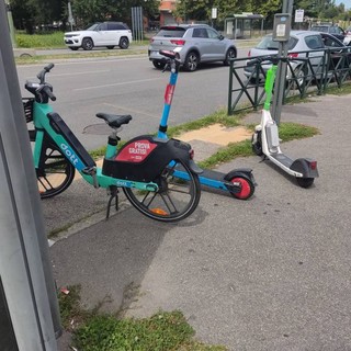 Monopattini e bici in sharing abbandonati alle fermate: &quot;Pedoni sempre più penalizzati&quot;