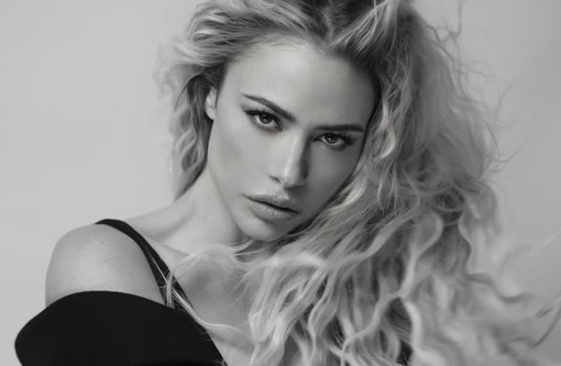 &quot;Cantando sotto la pioggia&quot;,  il musical hollywoodiano al Teatro Alfieri con protagoniste Flora Canto e Martina Stella