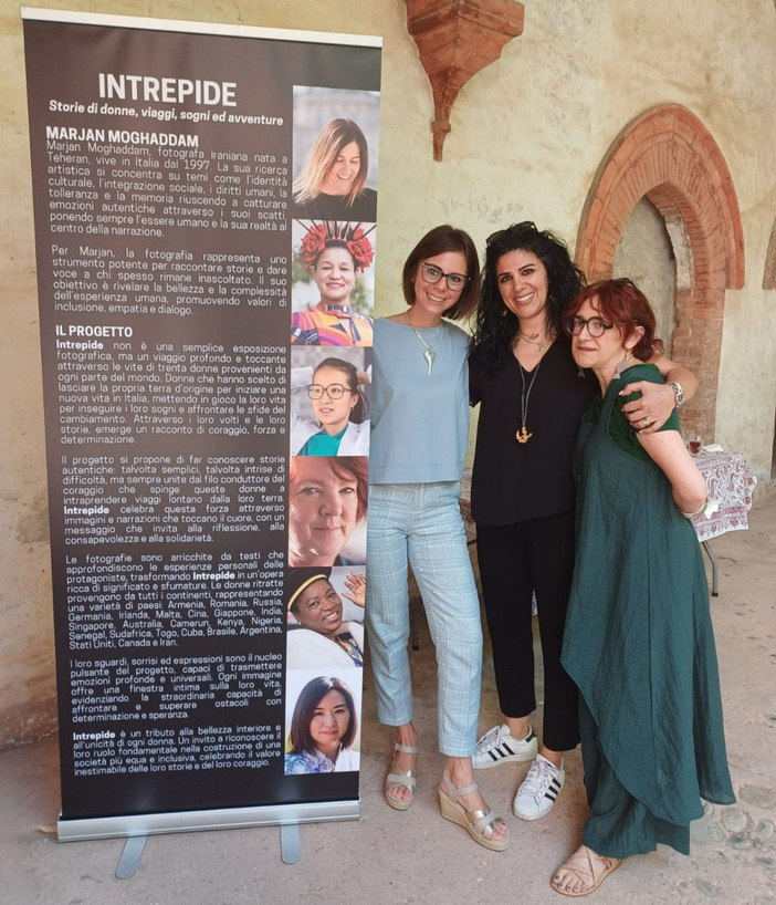 La fotografa iraniana Marjan Moghaddam alla presentazione della mostra Intrepide