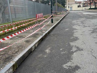 L'intervento della polizia locale in via Cena