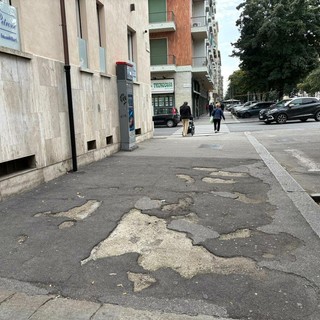 Le condizioni dei marciapiedi di via Borgaro
