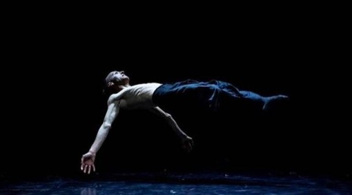 Matteo Vignali, coreografia Compagnia Vidavé – PH. Andrea Macchia Matteo Vignali, coreografia Compagnia Vidavé – PH. Andrea Macchia