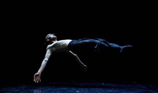 Matteo Vignali, coreografia Compagnia Vidavé – PH. Andrea Macchia Matteo Vignali, coreografia Compagnia Vidavé – PH. Andrea Macchia