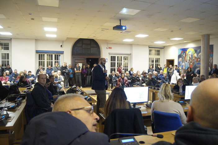 L'incontro nella sala consiliare L'incontro nella sala consiliare