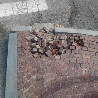 Le condizioni dei marciapiedi di via Montemagno