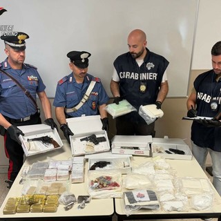 Maxi blitz tra Torino e Canavese: scoperto arsenale e droga nei boschi