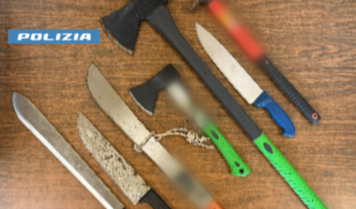 Il machete e le armi rinvenute dagli agenti della Polizia