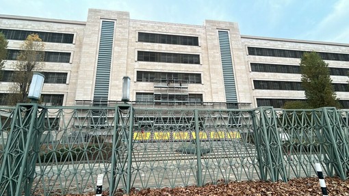 Mirafiori, spariscono le icone storiche dalla facciata della Palazzina Centrale Mirafiori, spariscono le icone storiche dalla facciata della Palazzina Centrale