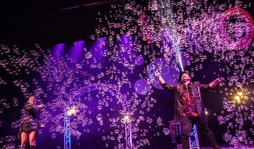 La magia delle bolle di sapone in uno spettacolo memorabile: all'Alfieri c'è BuBBles Revolution La magia delle bolle di sapone in uno spettacolo memorabile: all'Alfieri c'è BuBBles Revolution